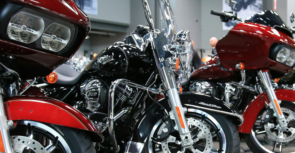 a row of motorcycles parked next to each other