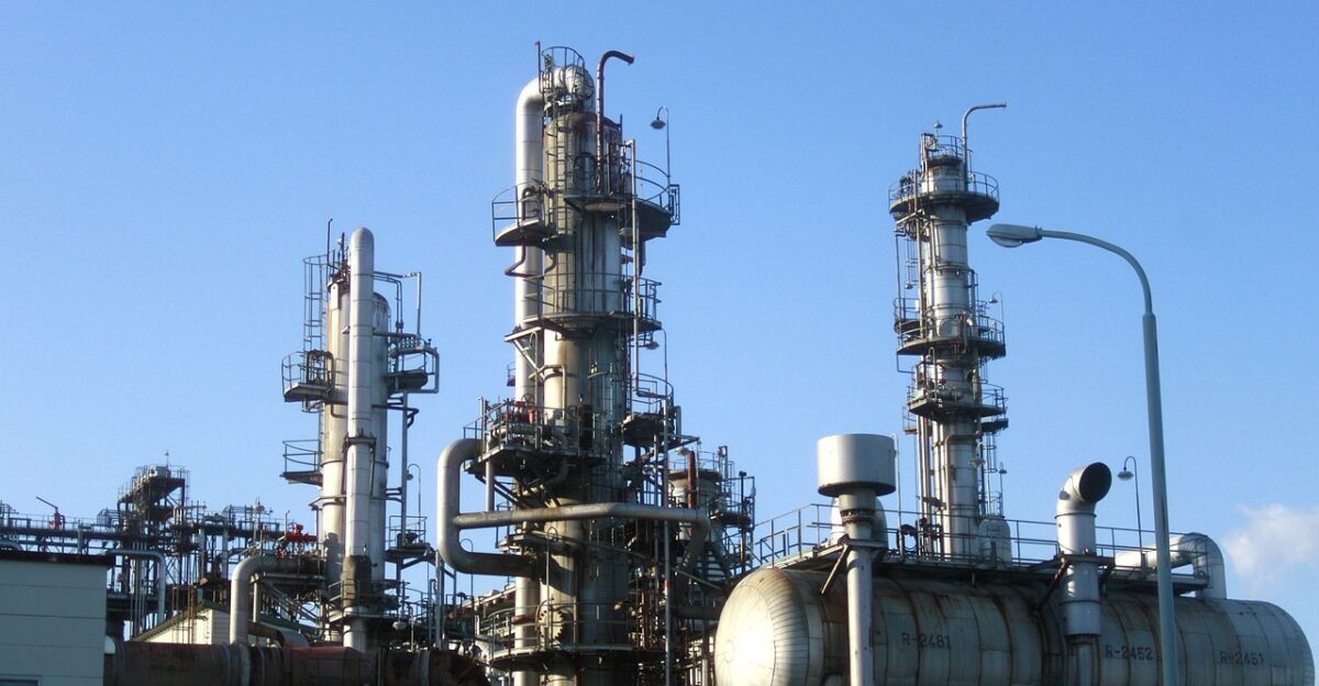 mie prefecture oil plant nature manufacturing pipe tank atmospheric distillation equipment atmospheric distillation distillation distiller chimney topper main distillation column yokkaichi