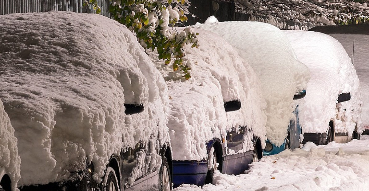 snow, street, cars, covered, deep, winter, cold, nature, heavy, snowfall, season, white, weather, city, outdoors, night, road, town, evening, vehicle, dark, light, problem, wheels, rims, mirrors, trees, way, bright, shadows, snow-covered, brown car, brown city, brown road, brown night, brown dark, brown street, brown snow, brown mirror