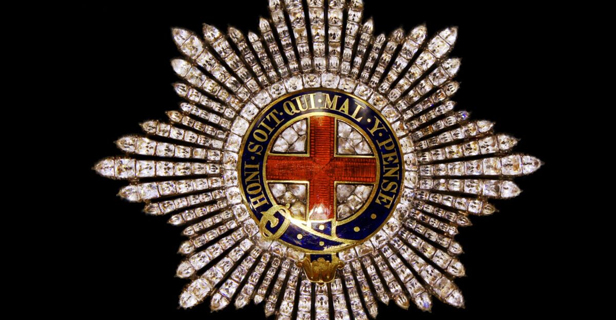a breast plaque of the british Order of the Garter with diamonds Mus e national de la L gion d Honneur et des Ordres de Chevalerie Paris